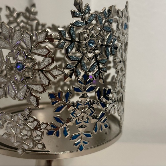 BATH & BODY WORKS GLITTERY SILVER BLUE SNOWFLAKES 3 WICK PEDESTAL CANDLE HOLDER - Picture 3 of 7